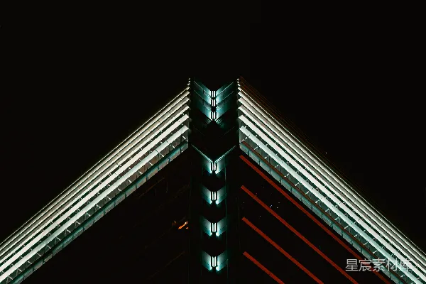 高清摄影 现代化的建筑在黑暗的天空中闪耀。