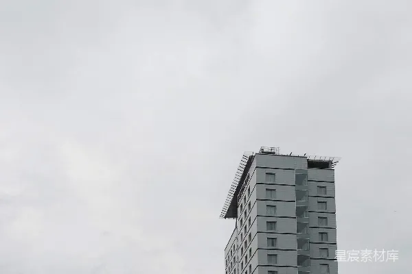 高清摄影 白天的白色天空下灰色混凝土建筑
