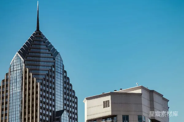 高清摄影 一座高大的建筑物，顶端有一个钟表。