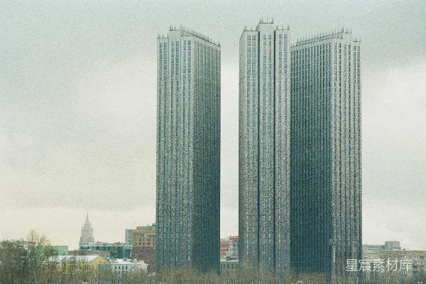 高清摄影 两栋高大的建筑物并排矗立。