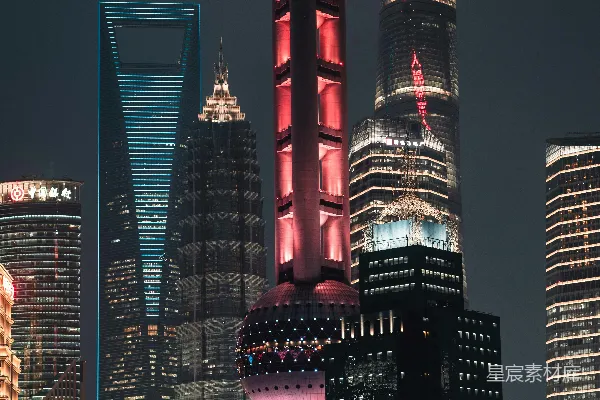 高清摄影 一座很高的建筑，上面有很多灯光。