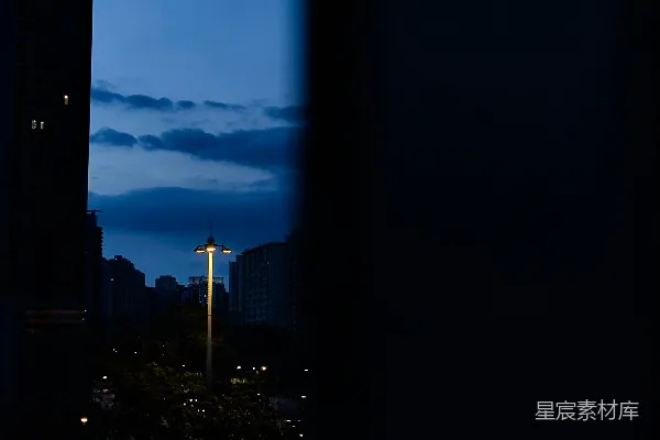 黄昏的城市风光，灯火辉煌的建筑与街灯交相辉映。