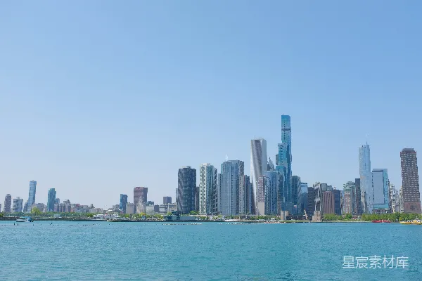 高清摄影 一片宽阔的水域，背景中有一座城市。