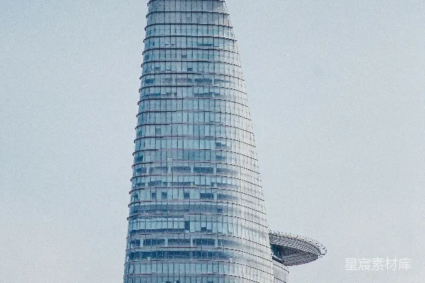高清摄影 一座非常高的大楼，背景是蓝天。