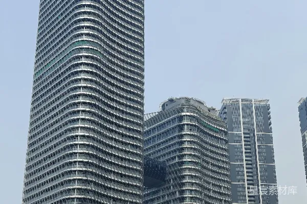 高清摄影 几栋高大的建筑物并排坐落在一起。