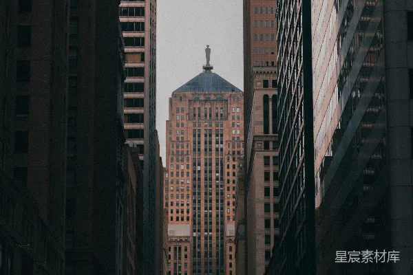 高清摄影 一条街道，两旁是高楼大厦和来往的车辆。