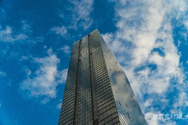 高清摄影 蓝天下的白天高楼建筑低角度摄影