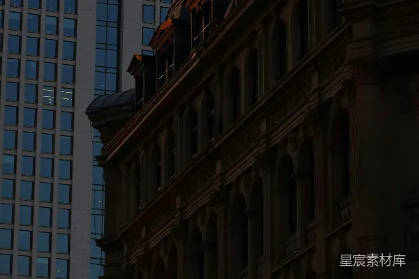 高清摄影 一座高楼侧面的大型钟表