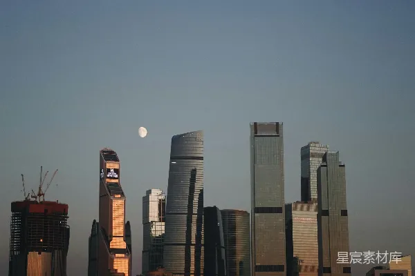 高清摄影 城市天际线，摩天大楼林立，天空中挂着一轮满月。