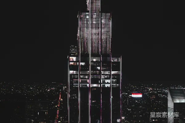 高清摄影 现代摩天大楼在夜间被城市灯光照亮。
