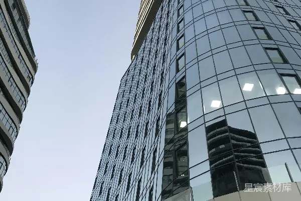 高清摄影 一座很高的大楼，有许多窗户。