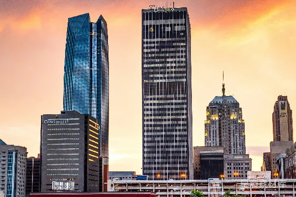 高清摄影 夕阳西下，橙色与蓝色交织的天空下，城市的天际线显得格外迷人。