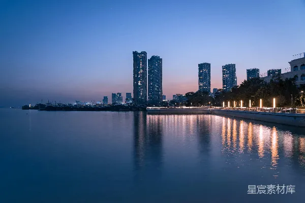 高清摄影 一片水域，背景中有建筑物。