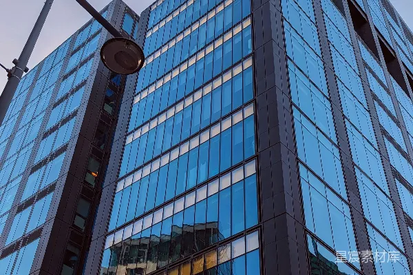 高清摄影 一座非常高大的建筑，有很多窗户。