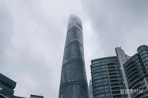 高清摄影 一座高耸的摩天大楼伸向阴沉的云层。