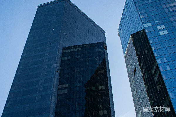 高清摄影 两座高大的建筑物并排坐落在一起。