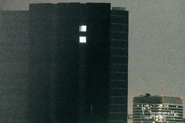 高清摄影 现代摩天大楼在夜间灯火通明