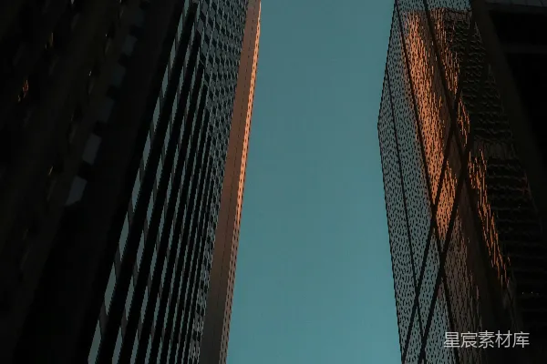 高清摄影 几栋高大的建筑物并排坐落在一起。