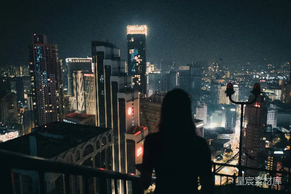高清摄影 一个人在夜晚俯瞰城市。