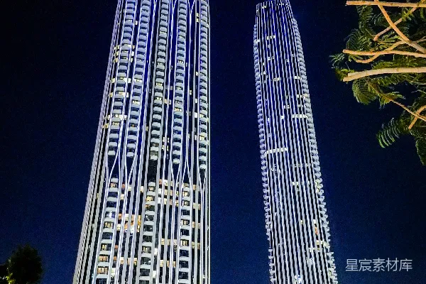 高清摄影 两座高大的建筑物并排矗立。