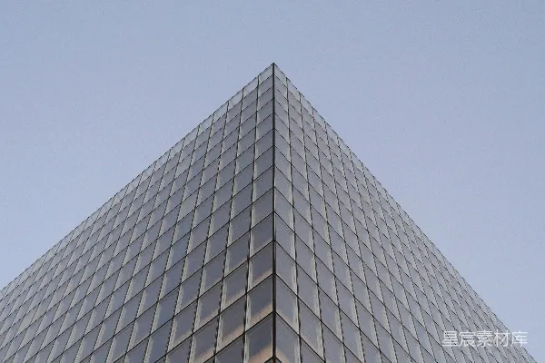 高清摄影 一座高大的玻璃建筑，侧面有一个钟表。