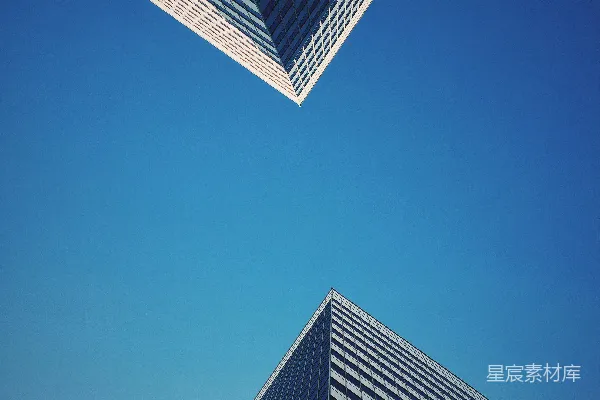 高清摄影 两栋摩天大楼在蓝天中相遇。