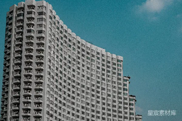 高清摄影 白天晴朗的蓝天下的白色混凝土建筑