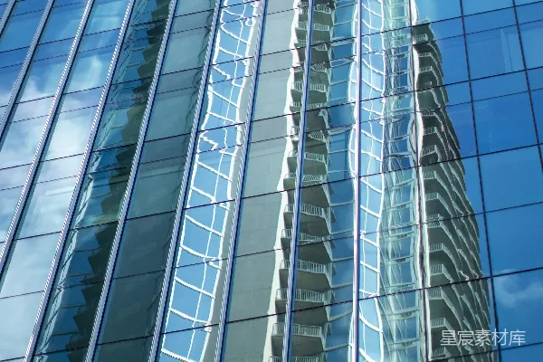 高清摄影 白色和蓝色玻璃外墙的高层建筑