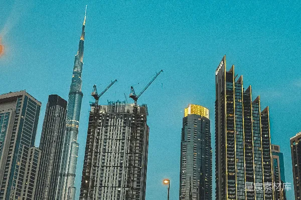 高清摄影 一座城市天际线，上面有许多高楼大厦。