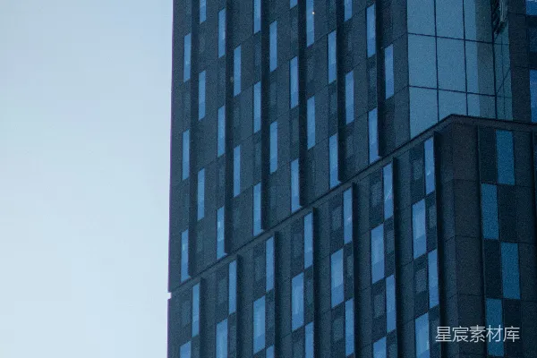 高清摄影 一座非常高大的建筑物，上面有一个时钟。