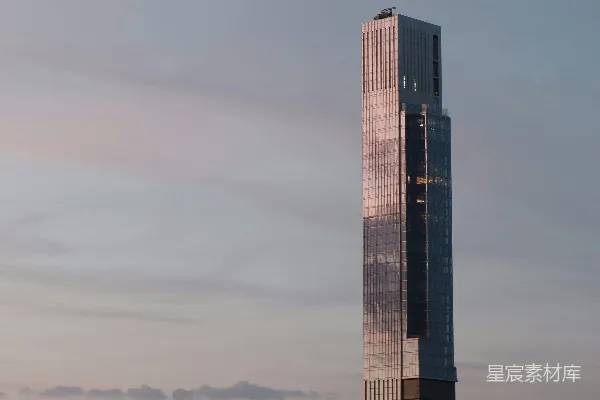 高清摄影 一座非常高大的建筑位于城市中央。