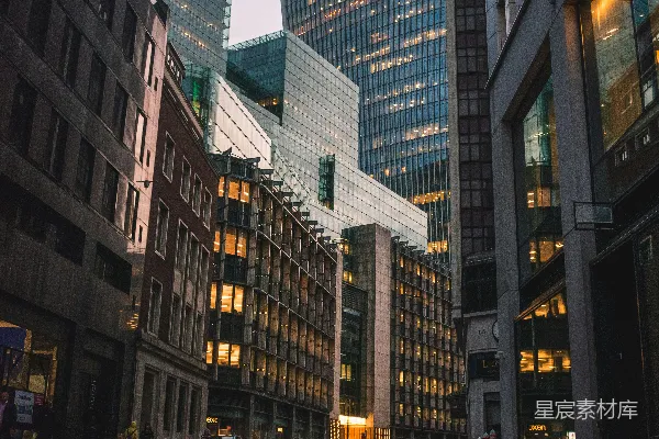 高清摄影 一条城市街道上地面有一滩水。