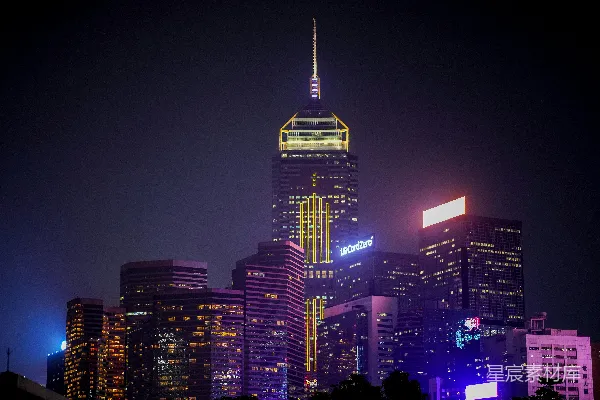 高清摄影 夜晚被灯光照亮的混凝土建筑