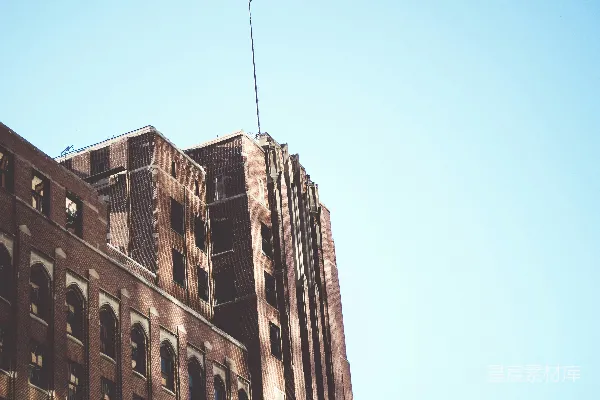 高清摄影 一座顶端飘扬着旗帜的高大建筑物