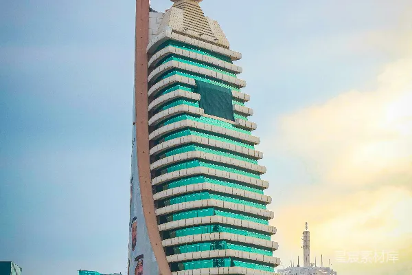 高清摄影 一座非常高大的建筑物，顶部有一个巨大的球体。