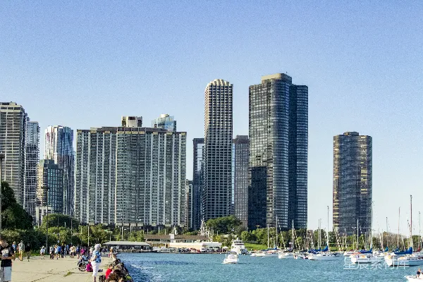 高清摄影 海滩旁边建筑物附近的人都在。