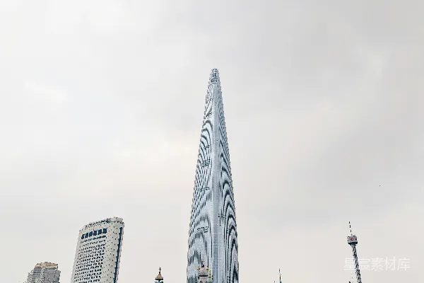 高清摄影 一座非常高的建筑物靠近水域。