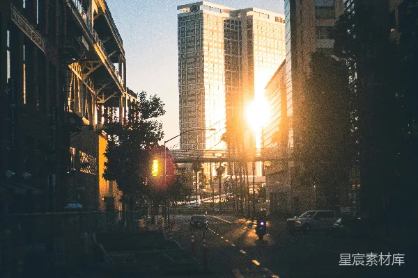 高清摄影 夜间的高架建筑旁道路上的车辆