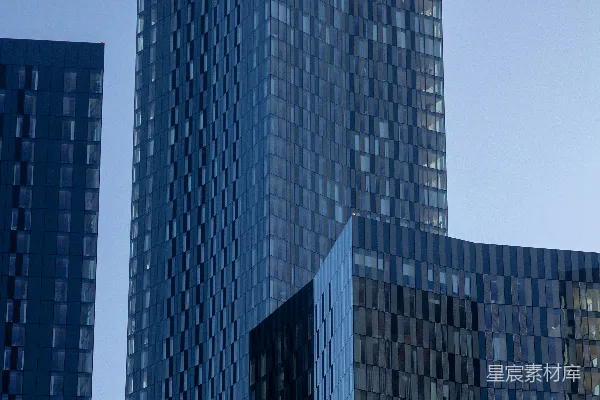 高清摄影 一座非常高的建筑紧挨着另一座高大的建筑。