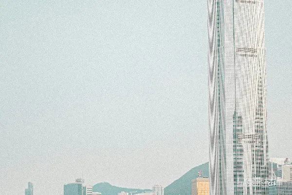 高清摄影 一片广阔的水域，背景中有座城市。