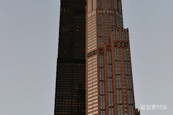 高清摄影 一座非常高大的建筑矗立在城市之上。