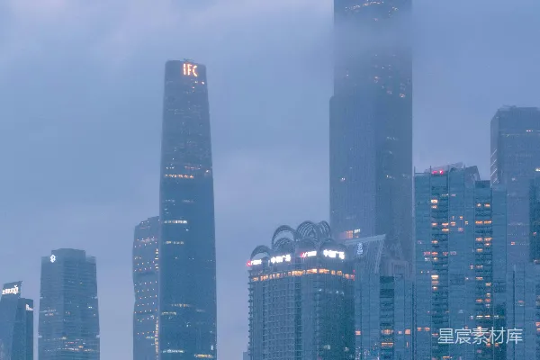 高清摄影 一片广阔的水域，背景中有一座城市。