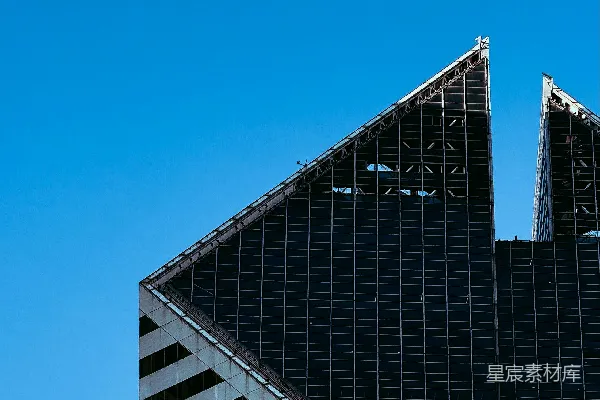 高清摄影 一座非常高的建筑物，上面有一个钟表。