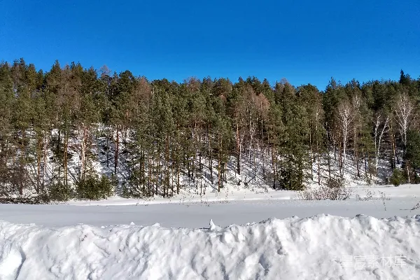 一个骑着滑雪板的人在雪地上。