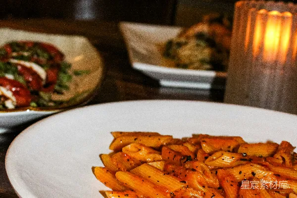 用通心粉的餐盘配蜡烛和开胃菜。