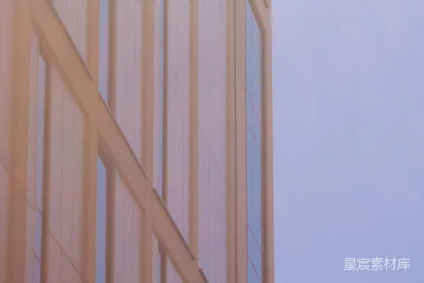 高清摄影 一座高大的建筑，侧面有一个钟表。
