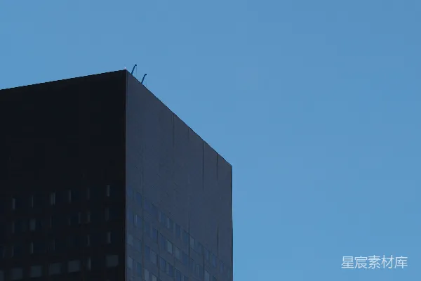 高清摄影 蓝天下的黑色混凝土建筑