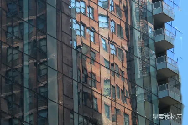 高清摄影 一座非常高大的建筑物在另一栋建筑物的窗户中倒映出来。