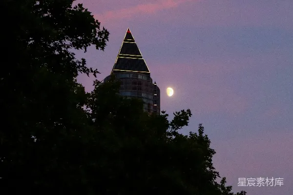 高清摄影 一座非常高的塔，上面有一座钟。