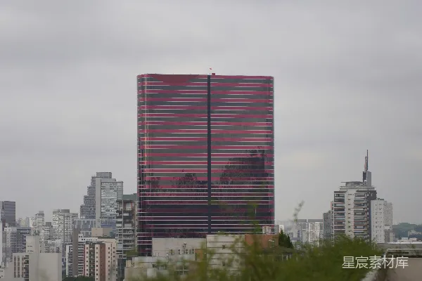 高清摄影 现代玻璃摩天大楼与多云的天空相对